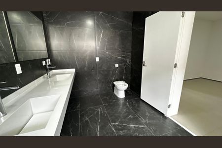 Casa de condomínio à venda com 493m², 4 quartos e 2 vagas Casa de condomínio à venda com 493m², 4 quartos e 2 vagasBanheiro do Quarto 3
