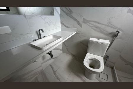 Casa de condomínio à venda com 493m², 4 quartos e 2 vagas Casa de condomínio à venda com 493m², 4 quartos e 2 vagasBanheiro do quarto 4