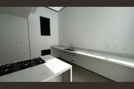 Casa de condomínio à venda com 493m², 4 quartos e 2 vagas Casa de condomínio à venda com 493m², 4 quartos e 2 vagasCozinha