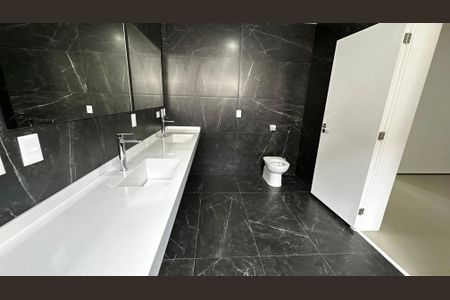 Casa de condomínio à venda com 493m², 4 quartos e 2 vagas Casa de condomínio à venda com 493m², 4 quartos e 2 vagasBanheiro do Quarto 3