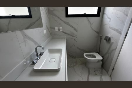Casa de condomínio à venda com 493m², 4 quartos e 2 vagas Casa de condomínio à venda com 493m², 4 quartos e 2 vagasBanheiro do Quarto 2