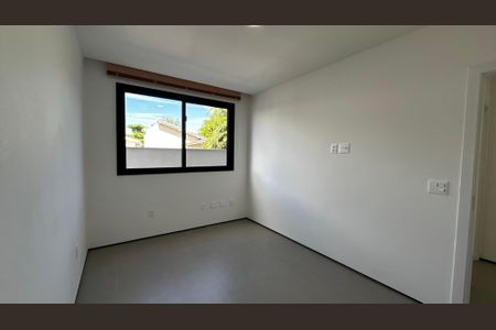 Casa de condomínio à venda com 493m², 4 quartos e 2 vagas Casa de condomínio à venda com 493m², 4 quartos e 2 vagasQuarto 2