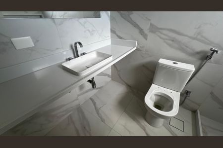 Casa de condomínio à venda com 493m², 4 quartos e 2 vagas Casa de condomínio à venda com 493m², 4 quartos e 2 vagasBanheiro do quarto 4