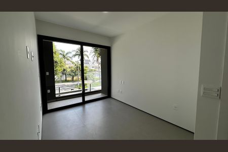Casa de condomínio à venda com 493m², 4 quartos e 2 vagas Casa de condomínio à venda com 493m², 4 quartos e 2 vagasQuarto 1