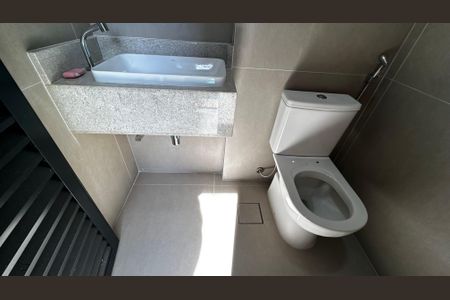 Casa de condomínio à venda com 493m², 4 quartos e 2 vagas Casa de condomínio à venda com 493m², 4 quartos e 2 vagasBanheiro da área externa