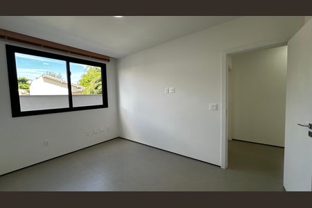 Casa de condomínio à venda com 493m², 4 quartos e 2 vagas Casa de condomínio à venda com 493m², 4 quartos e 2 vagasQuarto 2