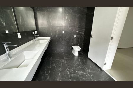 Casa de condomínio à venda com 493m², 4 quartos e 2 vagas Casa de condomínio à venda com 493m², 4 quartos e 2 vagasBanheiro do Quarto 3