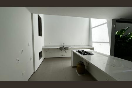 Casa de condomínio à venda com 493m², 4 quartos e 2 vagas Casa de condomínio à venda com 493m², 4 quartos e 2 vagasCozinha