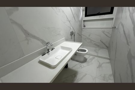 Casa de condomínio à venda com 493m², 4 quartos e 2 vagas Casa de condomínio à venda com 493m², 4 quartos e 2 vagasBanheiro do Quarto 1