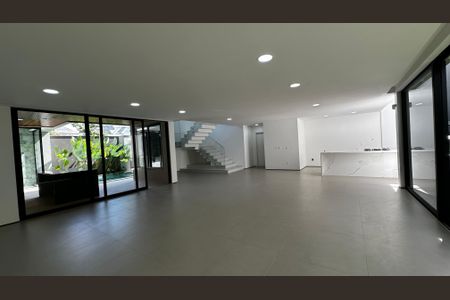 Casa de condomínio à venda com 493m², 4 quartos e 2 vagas Casa de condomínio à venda com 493m², 4 quartos e 2 vagasSala