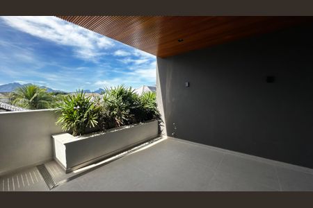 Casa de condomínio à venda com 493m², 4 quartos e 2 vagas Casa de condomínio à venda com 493m², 4 quartos e 2 vagasVaranda