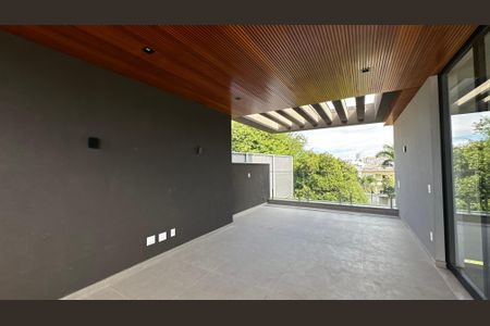 Casa de condomínio à venda com 493m², 4 quartos e 2 vagas Casa de condomínio à venda com 493m², 4 quartos e 2 vagasVaranda