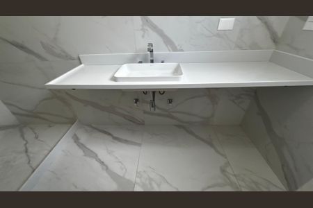 Casa de condomínio à venda com 493m², 4 quartos e 2 vagas Casa de condomínio à venda com 493m², 4 quartos e 2 vagasBanheiro do Quarto 2