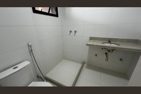 Casa de condomínio à venda com 493m², 4 quartos e 2 vagas Casa de condomínio à venda com 493m², 4 quartos e 2 vagasBanheiro de serviço