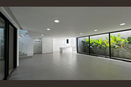Casa de condomínio à venda com 493m², 4 quartos e 2 vagas Casa de condomínio à venda com 493m², 4 quartos e 2 vagasSala