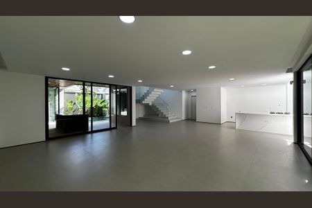 Casa de condomínio à venda com 493m², 4 quartos e 2 vagas Casa de condomínio à venda com 493m², 4 quartos e 2 vagasSala
