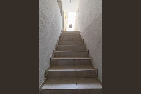 Casa à venda com 200m², 3 quartos e 2 vagas Casa à venda com 200m², 3 quartos e 2 vagasEscada