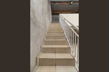 Casa à venda com 200m², 3 quartos e 2 vagas Casa à venda com 200m², 3 quartos e 2 vagasEscada