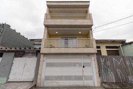 Casa à venda com 200m², 3 quartos e 2 vagas Casa à venda com 200m², 3 quartos e 2 vagasFachada