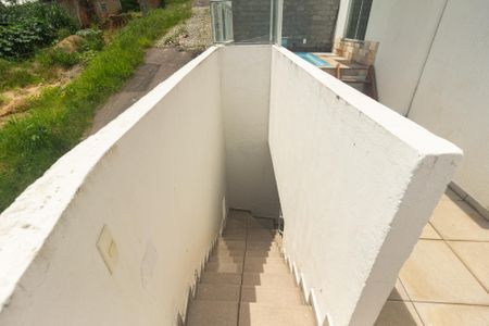 Casa para alugar com 220m², 2 quartos e 2 vagas Casa para alugar com 220m², 2 quartos e 2 vagasEscada