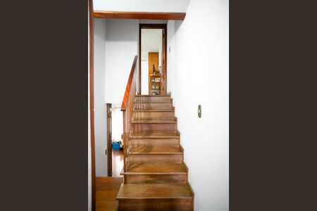 Casa à venda com 210m², 3 quartos e 2 vagasEscada para Dormitórios