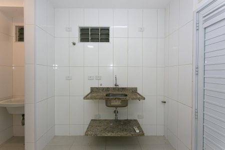 Cozinha de apartamento para alugar com 1 quarto, 40m² em Vila Bertioga, São Paulo