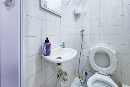 Banheiro  de kitnet/studio para alugar com 1 quarto, 29m² em Centro, Rio de Janeiro