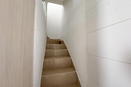 Casa à venda com 150m², 2 quartos e 2 vagas Casa à venda com 150m², 2 quartos e 2 vagasEscada