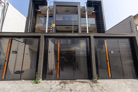 Casa à venda com 205m², 3 quartos e 2 vagas Casa à venda com 205m², 3 quartos e 2 vagasFachada