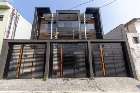 Casa à venda com 205m², 3 quartos e 2 vagas Casa à venda com 205m², 3 quartos e 2 vagasFachada