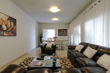 Casa para alugar com 220m², 4 quartos e 3 vagasSala