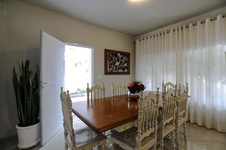 Casa para alugar com 220m², 4 quartos e 3 vagasSala