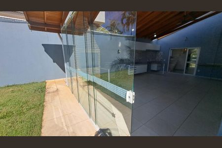 Casa de condomínio para alugar com 248m², 4 quartos e 4 vagas