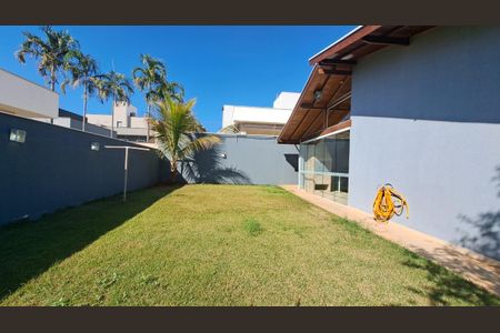 Casa de condomínio para alugar com 248m², 4 quartos e 4 vagas