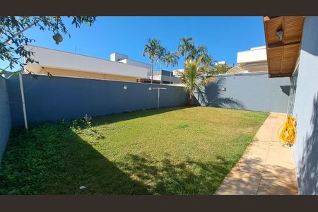 Casa de condomínio para alugar com 248m², 4 quartos e 4 vagas