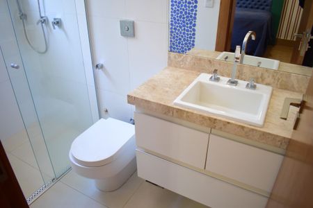 Casa de condomínio para alugar com 273m², 3 quartos e 4 vagasBanheiro da Suíte 2