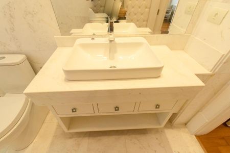 Apartamento para alugar com 340m², 3 quartos e 5 vagasBanheiro da Suíte 1