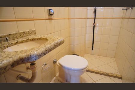 Casa à venda com 600m², 6 quartos e 4 vagas Casa à venda com 600m², 6 quartos e 4 vagasBanheiro 6