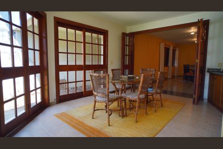 Casa à venda com 600m², 6 quartos e 4 vagas Casa à venda com 600m², 6 quartos e 4 vagasÁrea gourmet