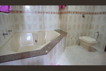 Casa à venda com 600m², 6 quartos e 4 vagas Casa à venda com 600m², 6 quartos e 4 vagasBanheiro 1