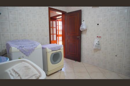 Casa à venda com 600m², 6 quartos e 4 vagas Casa à venda com 600m², 6 quartos e 4 vagasLavanderia