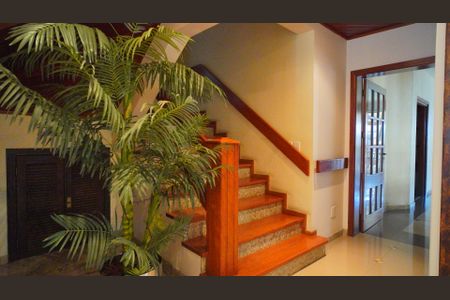 Casa à venda com 600m², 6 quartos e 4 vagas Casa à venda com 600m², 6 quartos e 4 vagasEscada acesso aos andares