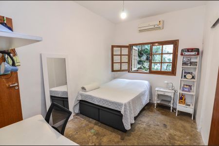 Casa à venda com 227m², 3 quartos e 3 vagas Casa à venda com 227m², 3 quartos e 3 vagasQuarto