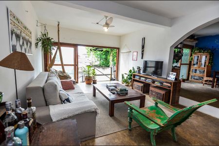 Casa à venda com 227m², 3 quartos e 3 vagas Casa à venda com 227m², 3 quartos e 3 vagasSala