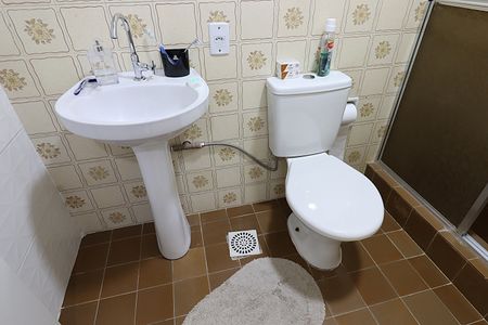 Banheiro de kitnet/studio para alugar com 1 quarto, 52m² em São Sebastião, Porto Alegre