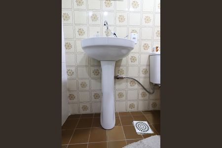 Banheiro de kitnet/studio para alugar com 1 quarto, 52m² em São Sebastião, Porto Alegre