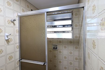 Banheiro de kitnet/studio para alugar com 1 quarto, 52m² em São Sebastião, Porto Alegre