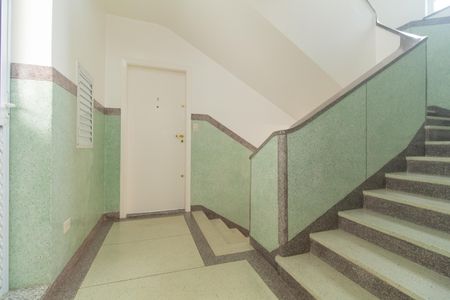 Apartamento para alugar com 67m², 2 quartos e sem vagaEscadas e corredor