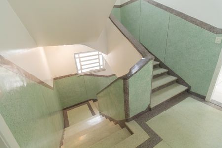 Apartamento para alugar com 67m², 2 quartos e sem vagaEscadas e corredor