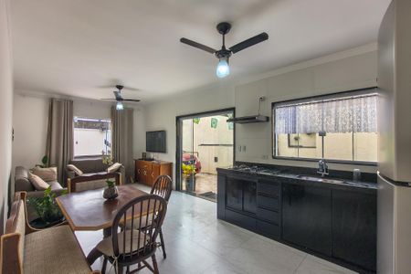 Sala de casa para alugar com 2 quartos, 125m² em Jardim Imperador, Praia Grande